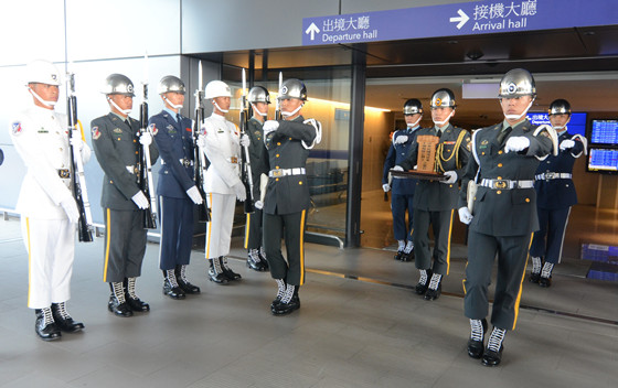 臺灣迎遠征軍緬甸陣亡將士英靈入“忠烈祠” 臺灣迎遠征軍緬甸陣亡將士英靈入“忠烈祠”