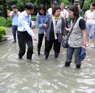 高雄“災上加災”一夜大雨 災區(qū)成了“! 高雄“災上加災”一夜大雨 災區(qū)成了“!