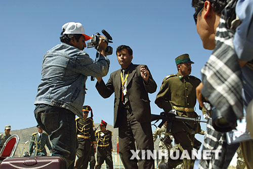4月27日,在阿富汗首都喀布爾舉行的抗擊蘇聯入侵勝利16周年閱兵慶典上,阿富汗記者在發生武裝襲擊的現場進行報道。當天,阿富汗抗擊蘇聯入侵勝利16周年閱兵慶典遭到塔利班武裝襲擊,多名阿富汗官員受傷,總統卡爾扎伊及時撤離沒有受傷。塔利班武裝發言人穆賈希德隨后聲稱對襲擊事件負責。 新華社發(扎比攝)