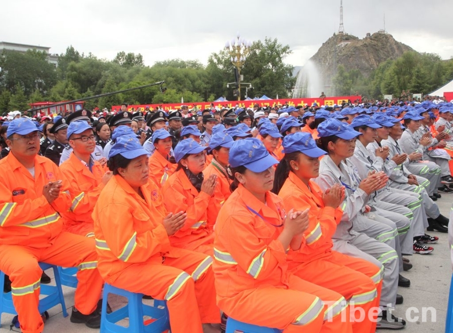 “心連心”藝術(shù)團走進西藏 “心連心”藝術(shù)團走進西藏