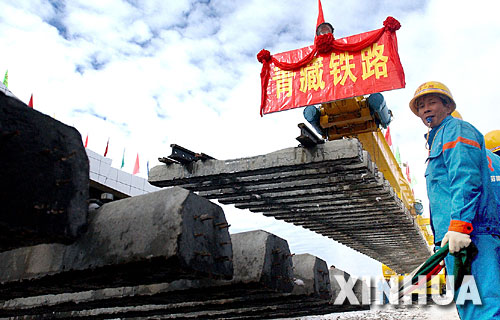 一名青藏鐵路建設(shè)者正在指揮鋪軌。2005年8月24日,隨著青藏鐵路在海拔5072米處成功鋪軌,中國人創(chuàng)造了世界鐵路最高點的紀錄(資料照片)。 青藏鐵路從西寧至拉薩全長1956公里,是世界上海拔最高、線路最長、穿越凍土里程最長的高原鐵路。把鐵路修進西藏是幾代中國人的夢想,但這一想法直到新中國成立后才逐漸變?yōu)楝F(xiàn)實。青藏鐵路一期工程西寧至格爾木段于1958年開工,1984年交付營運。但限于當時國家的經(jīng)濟實力以及高原、凍土等筑路技術(shù)難題尚未解決,格爾木至拉薩段被迫停建。2001年6月,國家總投資330.9億元動工修建青藏鐵路二期工程。這一工程跨越昆侖山、唐古拉山,通過多年凍土層和大片“生命禁區(qū)”,是人類鐵路建設(shè)史上亙古未有的穿越。它的建成將為神秘而古老的青藏高原帶來新的生機和活力! 新華社發(fā)