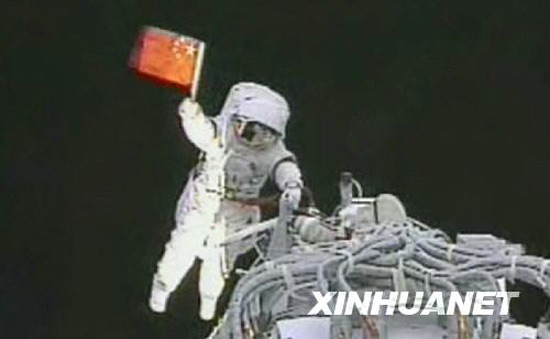9月27日,執(zhí)行神舟七號(hào)載人航天飛行出艙活動(dòng)任務(wù)的航天員翟志剛在艙外揮動(dòng)中國國旗。 新華社發(fā)(電視截圖)