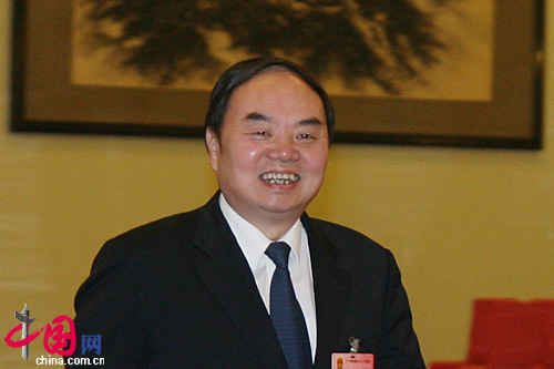 教育部長周濟(jì)經(jīng)過人民大會(huì)堂北門一笑而過 教育部長周濟(jì)經(jīng)過人民大會(huì)堂北門一笑而過