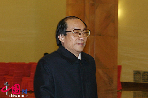 鐵道部長劉志軍經(jīng)過人民大會(huì)堂北門一笑而過 鐵道部長劉志軍經(jīng)過人民大會(huì)堂北門一笑而過