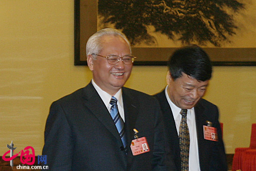 民政部長李學(xué)舉經(jīng)過人民大會(huì)堂北門一笑而過 民政部長李學(xué)舉經(jīng)過人民大會(huì)堂北門一笑而過