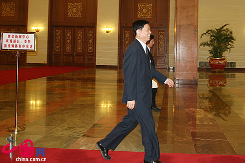 人力資源和社會(huì)保障部長尹蔚民經(jīng)過人民大會(huì)堂北門一笑而過 人力資源和社會(huì)保障部長尹蔚民經(jīng)過人民大會(huì)堂北門一笑而過