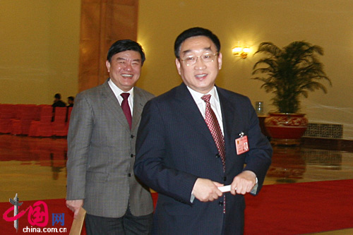 水利部長陳雷(圖左)、衛(wèi)生部長陳竺(圖右)經(jīng)過人民大會(huì)堂北門一笑而過 水利部長陳雷(圖左)、衛(wèi)生部長陳竺(圖右)經(jīng)過人民大會(huì)堂北門一笑而過