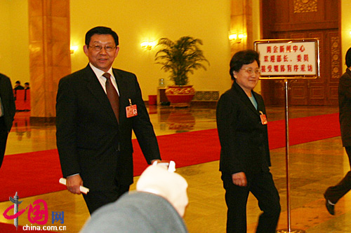 商務(wù)部長陳德銘(圖左)、監(jiān)察部長馬馼(圖右)經(jīng)過人民大會(huì)堂北門一笑而過 商務(wù)部長陳德銘(圖左)、監(jiān)察部長馬馼(圖右)經(jīng)過人民大會(huì)堂北門一笑而過