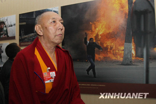 3月11日,出席全國(guó)政協(xié)十一屆二次會(huì)議的部分全國(guó)政協(xié)委員來(lái)到北京民族文化宮參觀西藏民主改革50年展覽。這是來(lái)自西藏的全國(guó)政協(xié)委員宗洛·向巴克珠在觀看展覽。