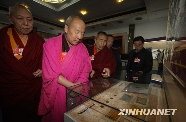 3月11日,出席全國(guó)政協(xié)十一屆二次會(huì)議的部分全國(guó)政協(xié)委員來(lái)到北京民族文化宮參觀西藏民主改革50年展覽。